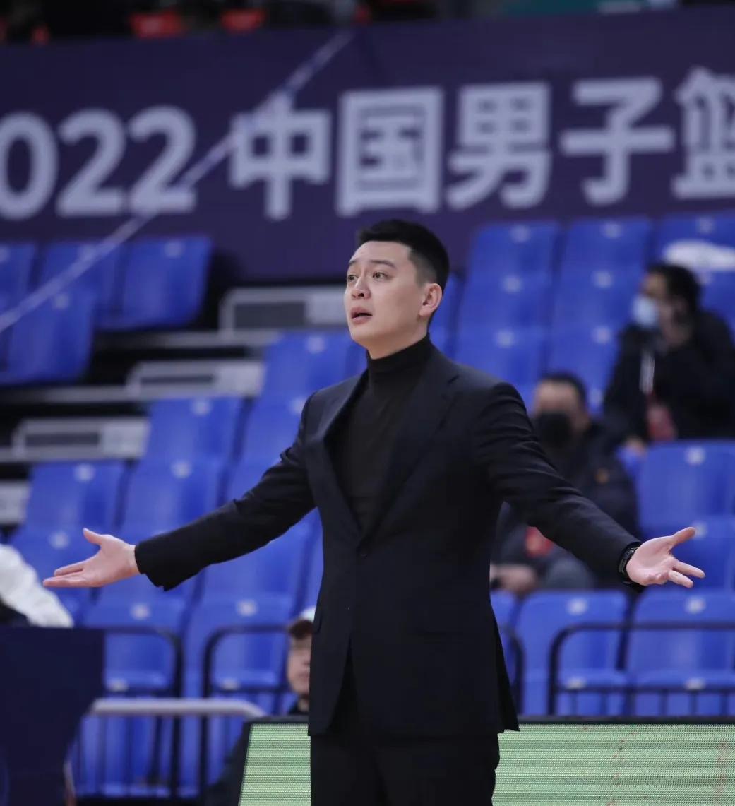 大比分落败新疆之后,拒绝赛后发言的杨鸣被cba处罚一万元|新疆|cba