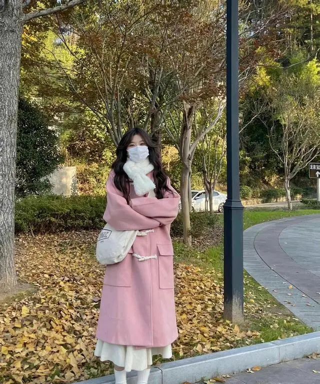 “冬天穿什么?”这是一个永恒的问题,困扰着每一个爱美的女孩休闲区蓝鸢梦想 - Www.slyday.coM “冬天穿什么?”这是一个永恒的问题,困扰着每一个爱美的女孩休闲区蓝鸢梦想 - Www.slyday.coM