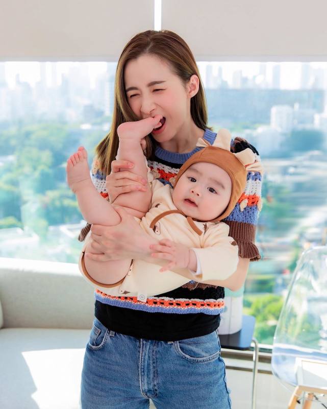 前TVB女艺人分享与儿子在豪宅的搞笑合影