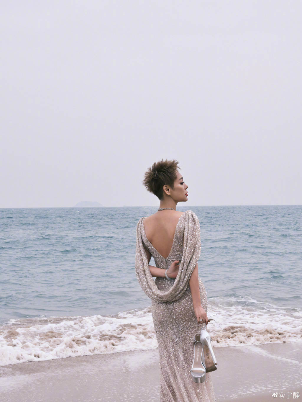 49岁宁静晒健身照练习平板支撑核心强腿部线条笔直抢镜