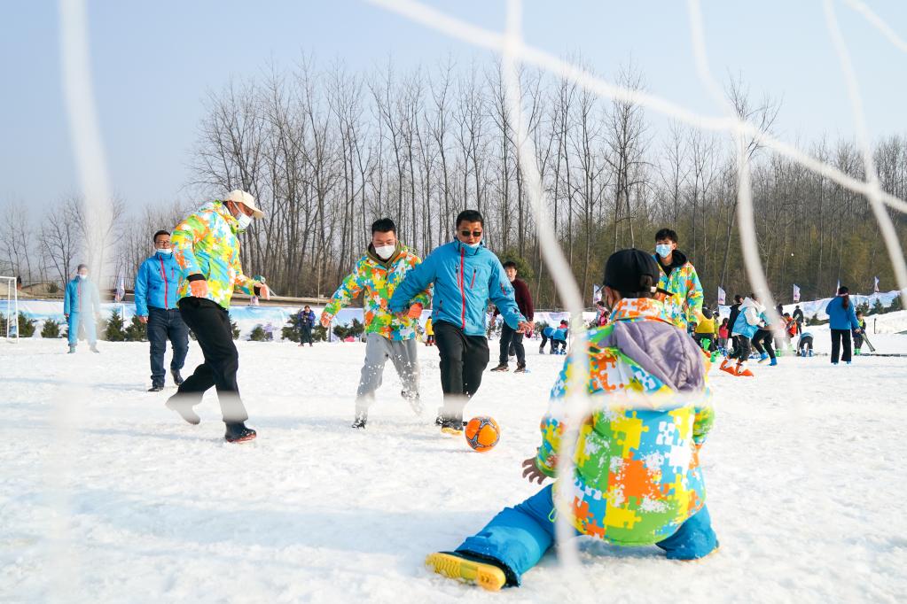 1月18日，冰雪爱好者们在进行雪地足球比赛。