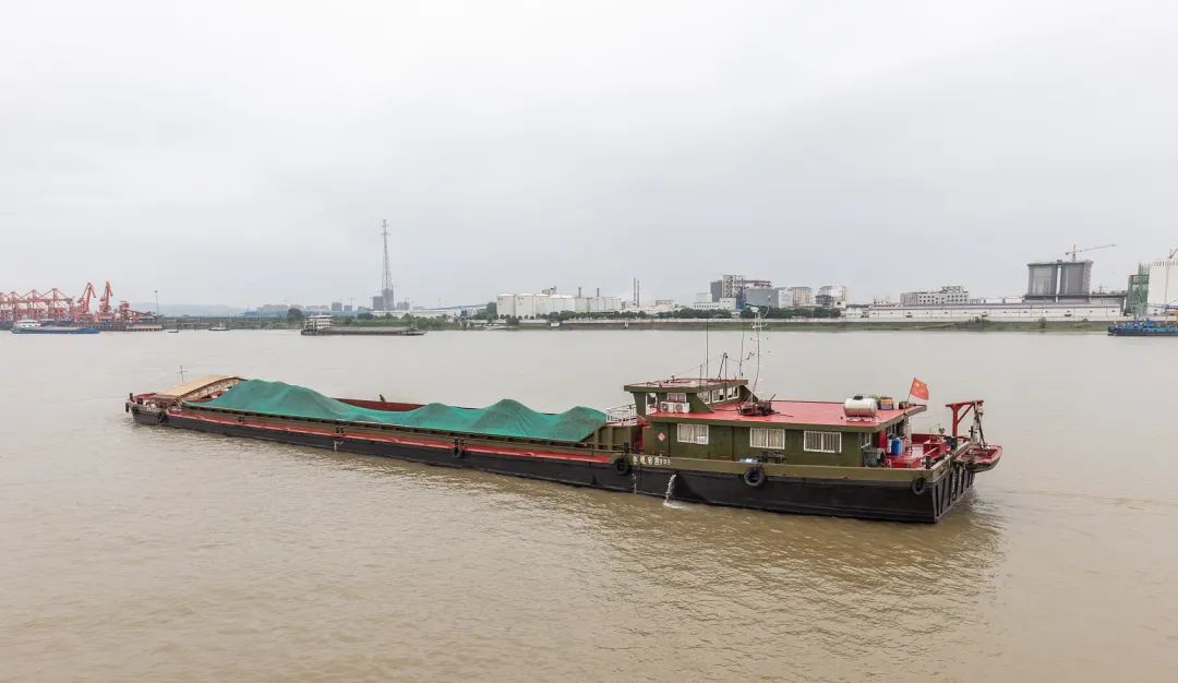 江西九江,货运船舶在长江水面上穿梭 图源:视觉中国