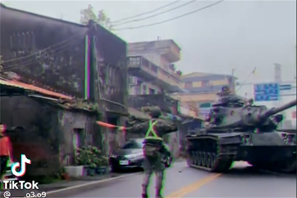 台湾坦克擦撞民车 车主吐槽:买个咖啡车就被坦克撞了