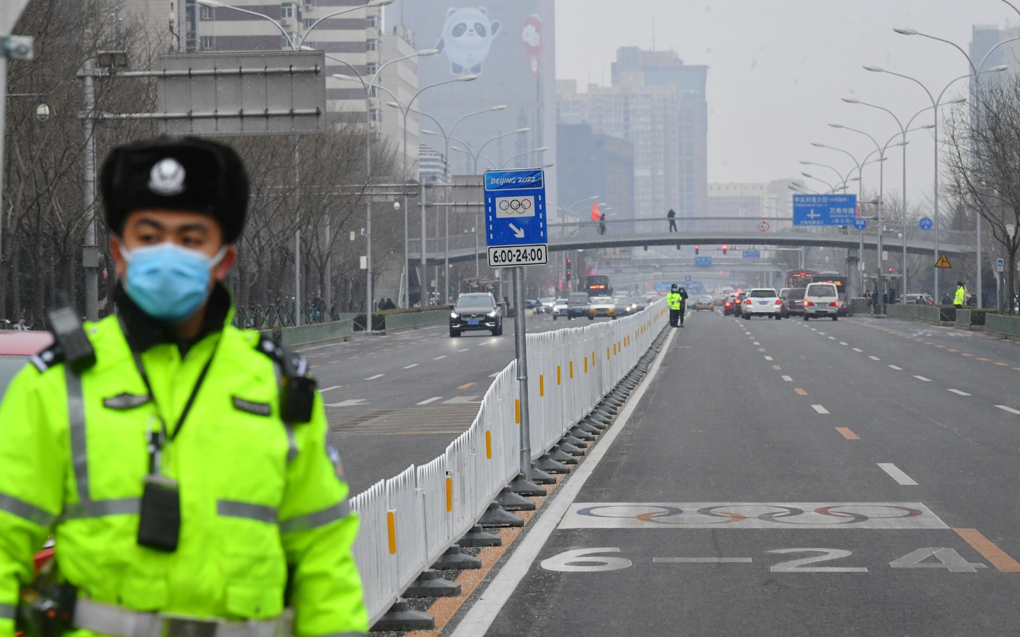 今天9时，交警在中关村南大街的奥林匹克专用车道疏导交通。新京报记者 王贵彬 摄