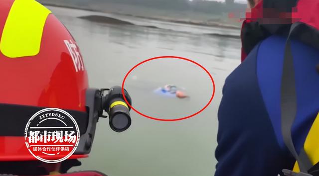 教科书式自救！女孩坠江后抱着羽绒服，漂浮1个小时获救休闲区蓝鸢梦想 - Www.slyday.coM