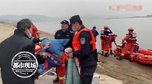 教科书式自救！女孩坠江后抱着羽绒服，漂浮1个小时获救休闲区蓝鸢梦想 - Www.slyday.coM