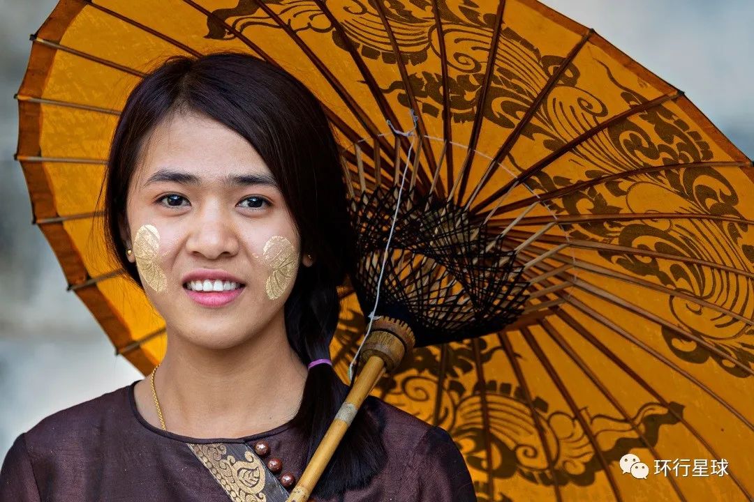 缅甸女人沉迷特纳卡不能自拔