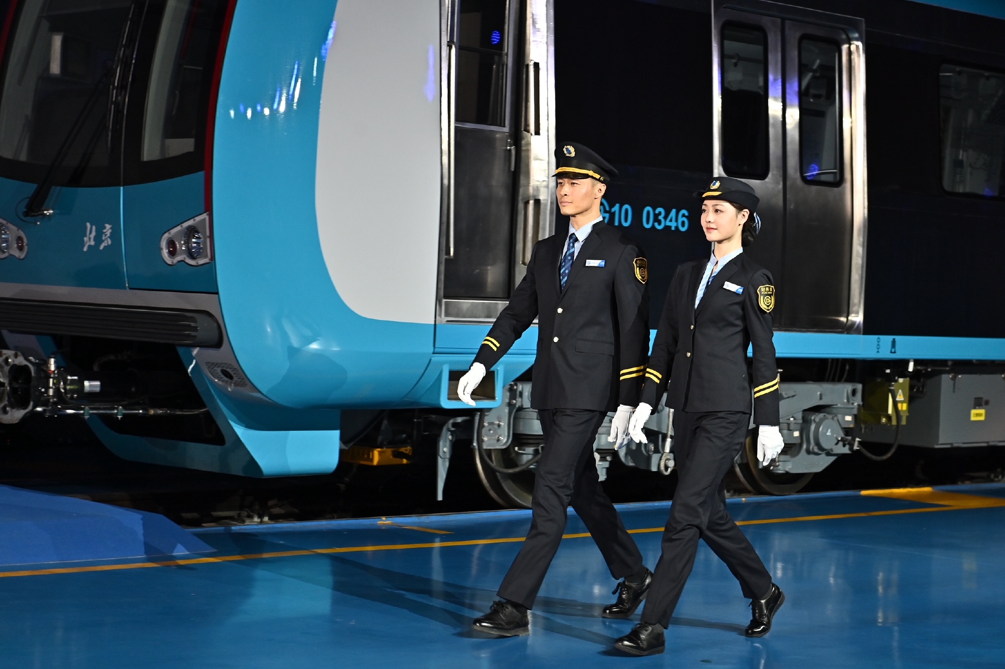 北京地铁员工更换新制服|北京地铁|制服|地铁_新浪新闻