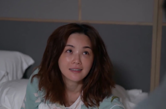 蔡卓妍在综艺里展露素颜,39岁脸上并无斑点,但绷紧一点不自然!