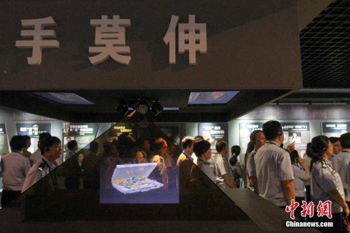 资料图：2015年10月，海南省公安厅组织党员干部前往反腐倡廉警示教育基地参观受教。洪坚鹏 摄