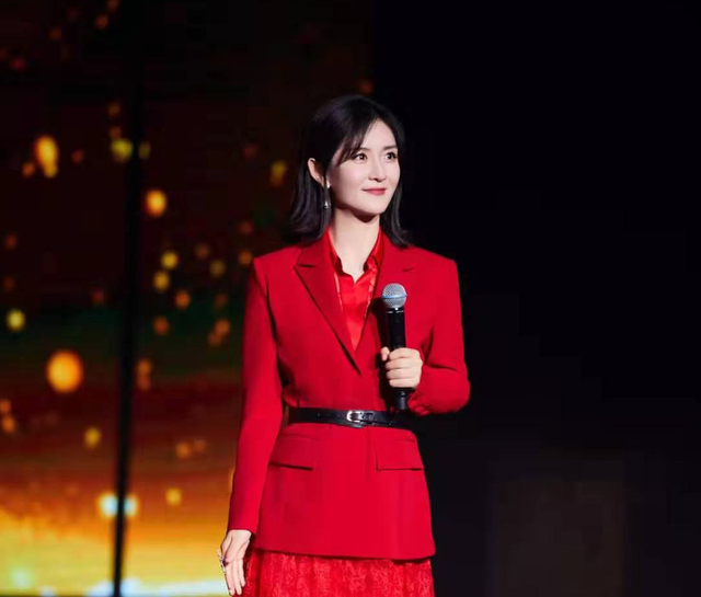 谢娜官宣加盟东方卫视春晚遭网友嘲讽相关人士出面解释