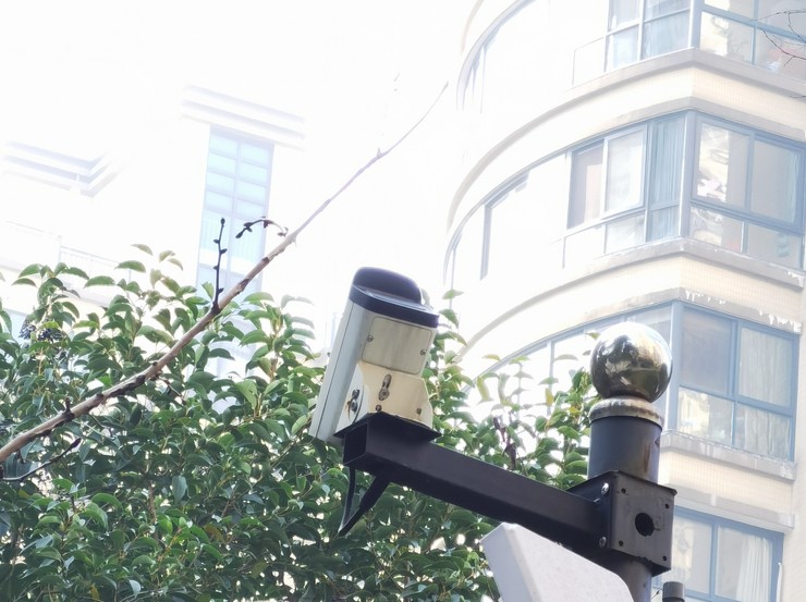 晒在21楼的被子被邻居扔的烟头烧着，还不承认！休闲区蓝鸢梦想 - Www.slyday.coM
