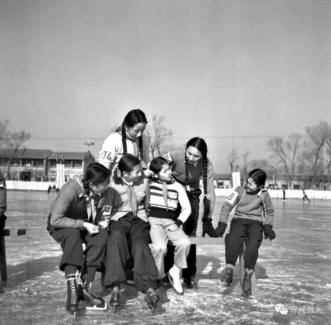 上个世纪50年代,北京,几名年轻学生正在交流滑冰经验.中青报老照片