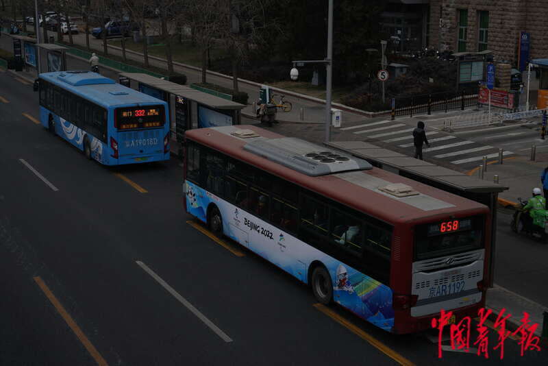 1月21日,北京市海淀区,658路公交车在中关村南大街的公交站台停靠