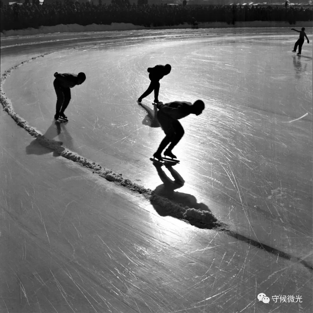 上个世纪50年代,几名速度滑冰选手正在冰场上练习.中青报老照片