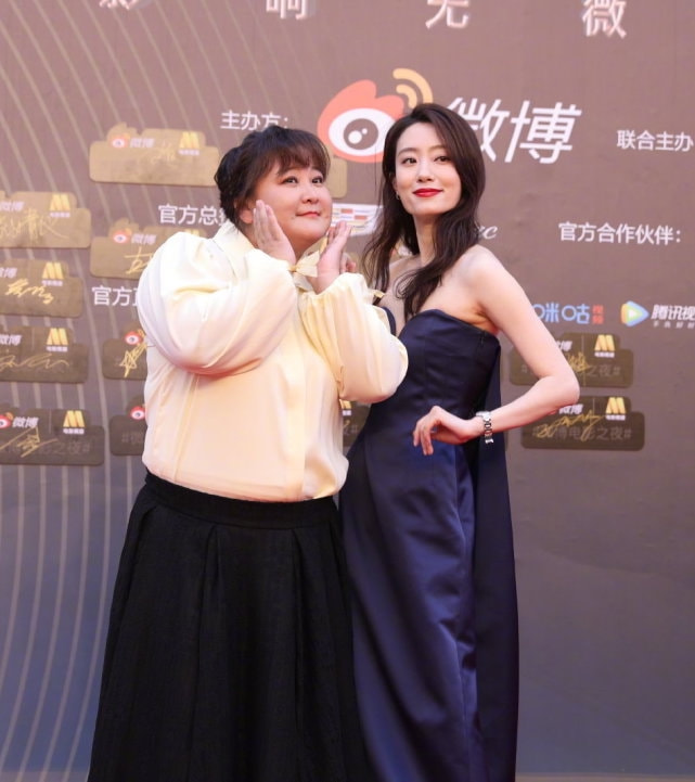 虎年春晚彩排拍到贾玲张小斐手挽手现身体型一胖一瘦太显眼
