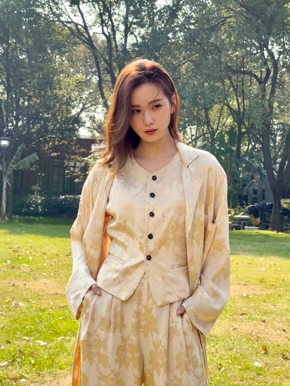 刘诗诗写真大片曝光 长卷发披肩温柔优雅|刘诗诗|写真大片_新浪新闻