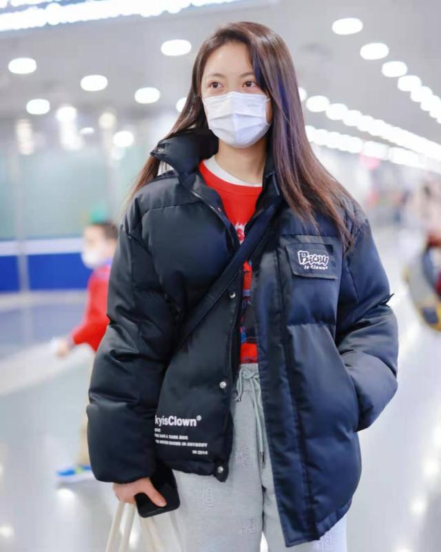 19岁的赵今麦私服穿搭真时髦黑色羽绒服红色卫衣素颜就很美
