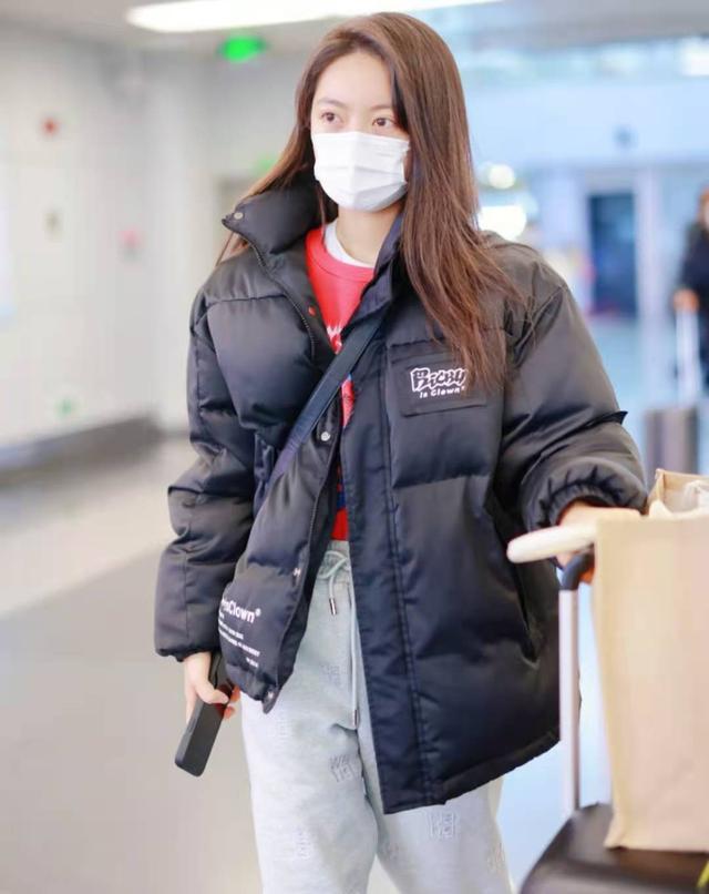 19岁的赵今麦私服穿搭真时髦黑色羽绒服红色卫衣素颜就很美
