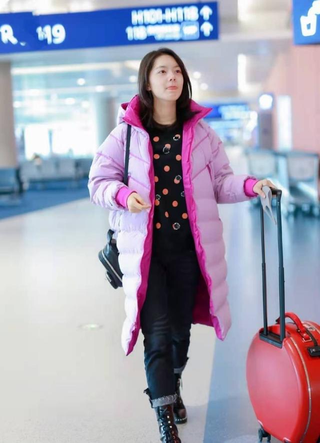 19岁的赵今麦私服穿搭真时髦黑色羽绒服红色卫衣素颜就很美