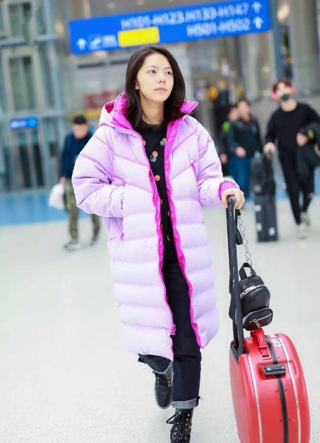 19岁的赵今麦私服穿搭真时髦黑色羽绒服红色卫衣素颜就很美