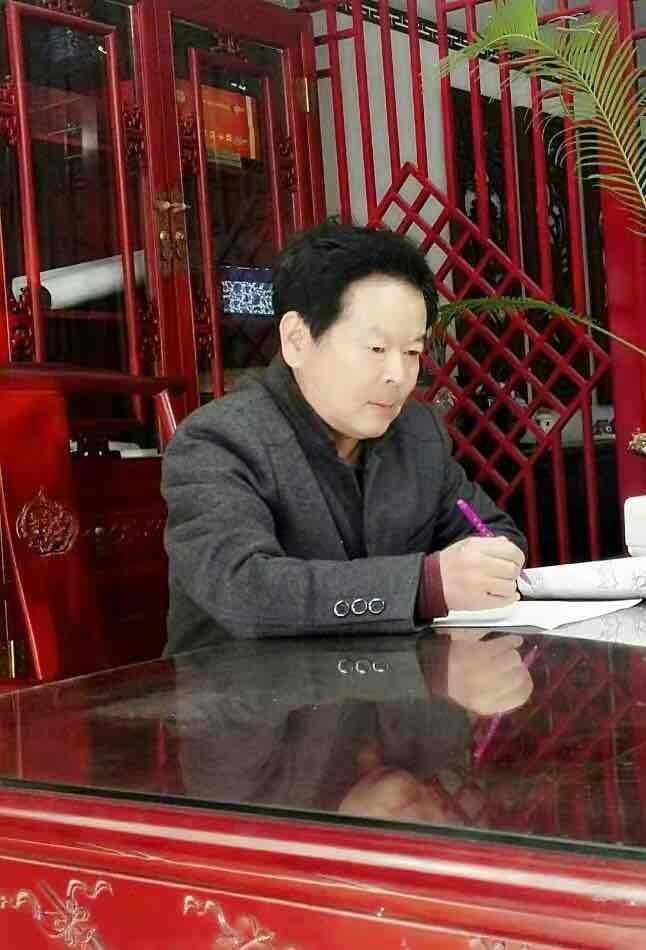 作者简介:姜华,正教授级高级编辑,曾任中国报纸副刊学会理事,中国地市