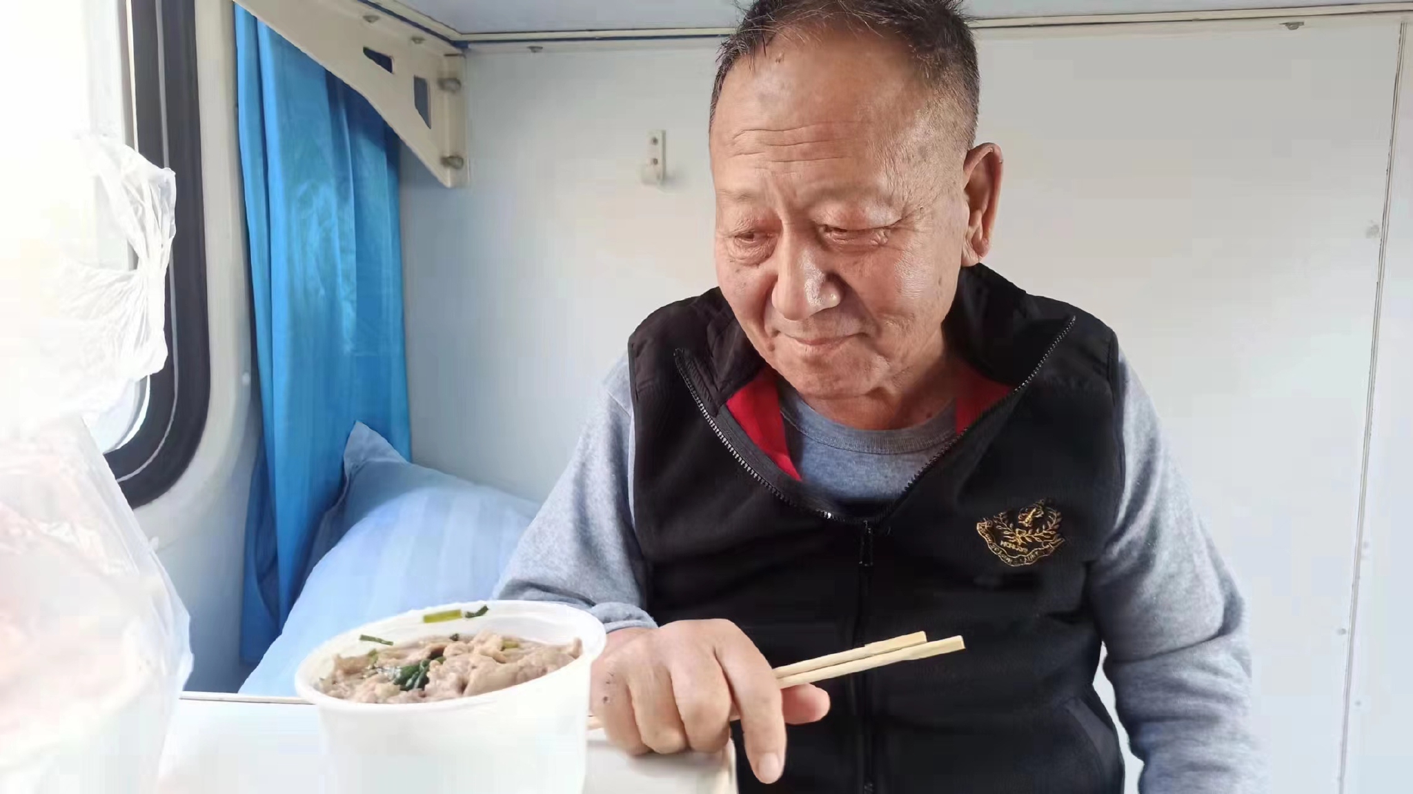 破产董事长流浪深圳街头靠拾荒为生，志愿者送其回山东老家休闲区蓝鸢梦想 - Www.slyday.coM