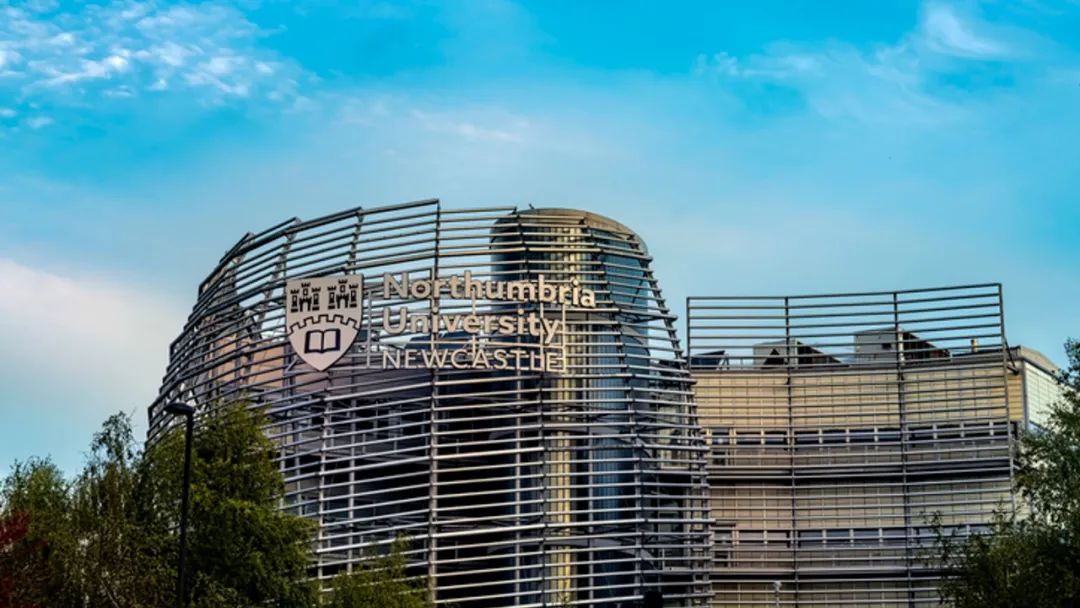 教授因被指控“奴役”学生遭学校解雇，反手将学校告上法庭并获赔偿...休闲区蓝鸢梦想 - Www.slyday.coM