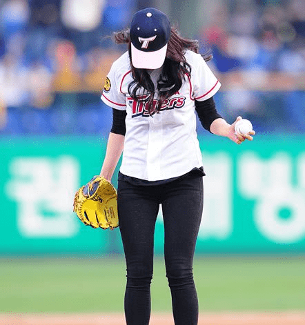 女神朴信惠球场上开球很帅气很撩人穿紧身牛仔裤秀健康小粗腿