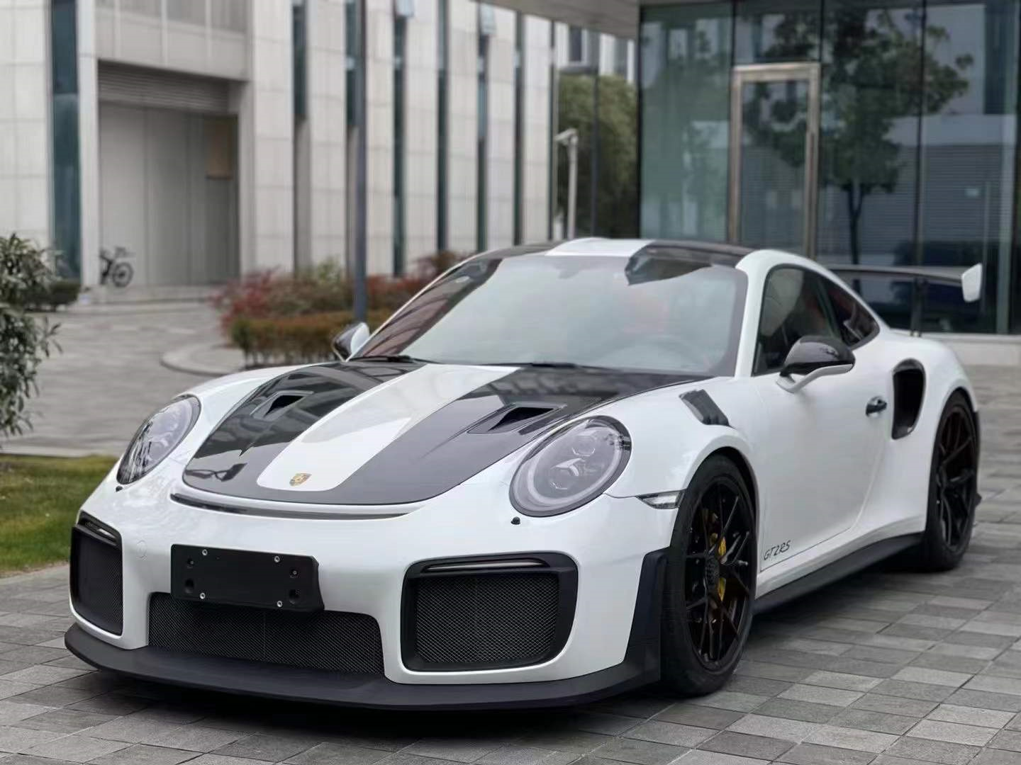 保时捷911 gt2 rs的前悬架使用了麦弗逊独立悬架,后悬架使用了多连杆