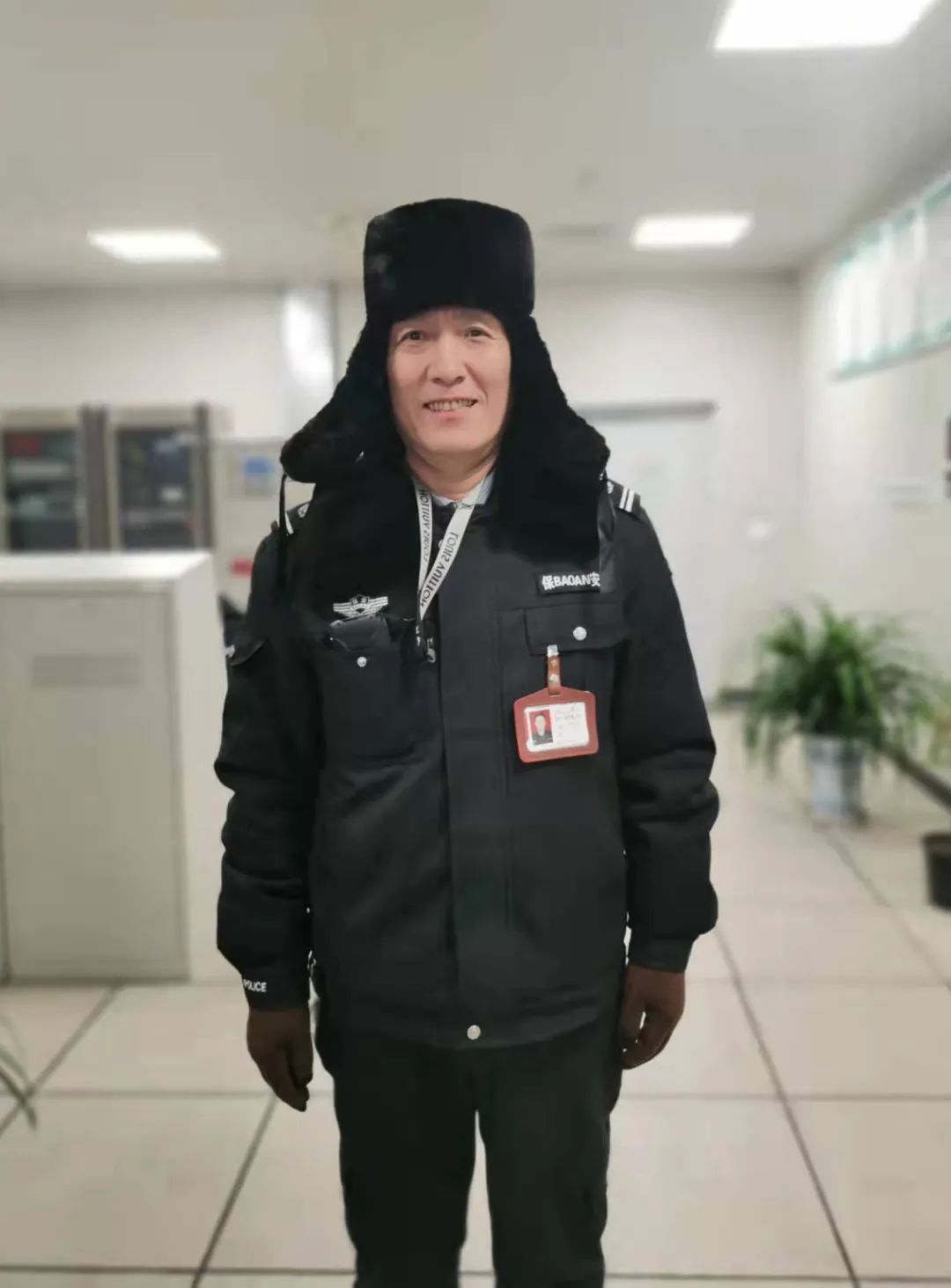 咸阳市中心医院小小纸片写满96岁老人对保安的感谢