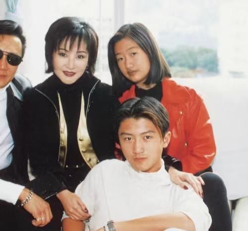 谢霆锋童年照曝光,从小用名牌包,柏芝哪个儿子像他|谢贤|儿子|谢霆锋