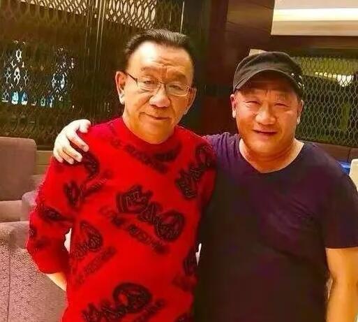 著名歌手谢东晒冬泳照与相声大师侯宝林真是太像了