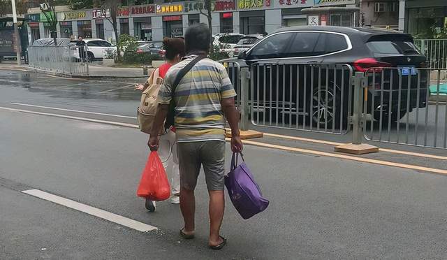 流浪深圳破产老总已回家,儿子亲自接站,网友从细节读出咎由自取休闲区蓝鸢梦想 - Www.slyday.coM 流浪深圳破产老总已回家,儿子亲自接站,网友从细节读出咎由自取休闲区蓝鸢梦想 - Www.slyday.coM