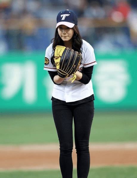 女神朴信惠球场上开球很帅气很撩人穿紧身牛仔裤秀健康小粗腿