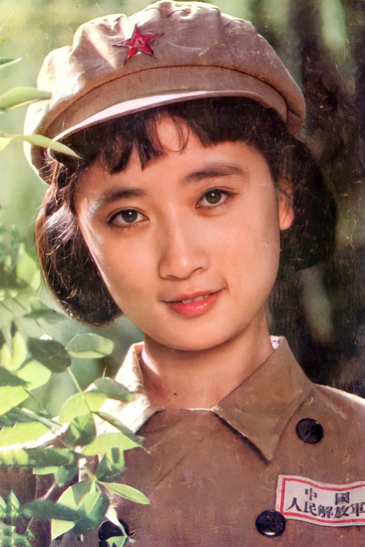 央视版《红楼梦》香菱饰演者陈剑月晒家庭照,一家人个顶个高颜值