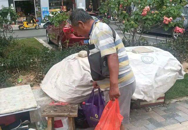 流浪深圳破产老总已回家,儿子亲自接站,网友从细节读出咎由自取休闲区蓝鸢梦想 - Www.slyday.coM 流浪深圳破产老总已回家,儿子亲自接站,网友从细节读出咎由自取休闲区蓝鸢梦想 - Www.slyday.coM