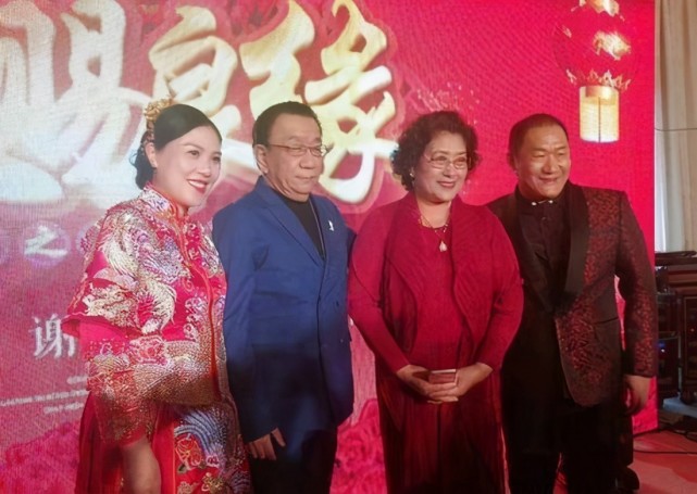 著名歌手谢东晒冬泳照与相声大师侯宝林真是太像了