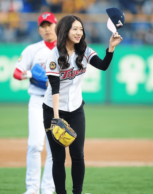 女神朴信惠球场上开球很帅气很撩人穿紧身牛仔裤秀健康小粗腿