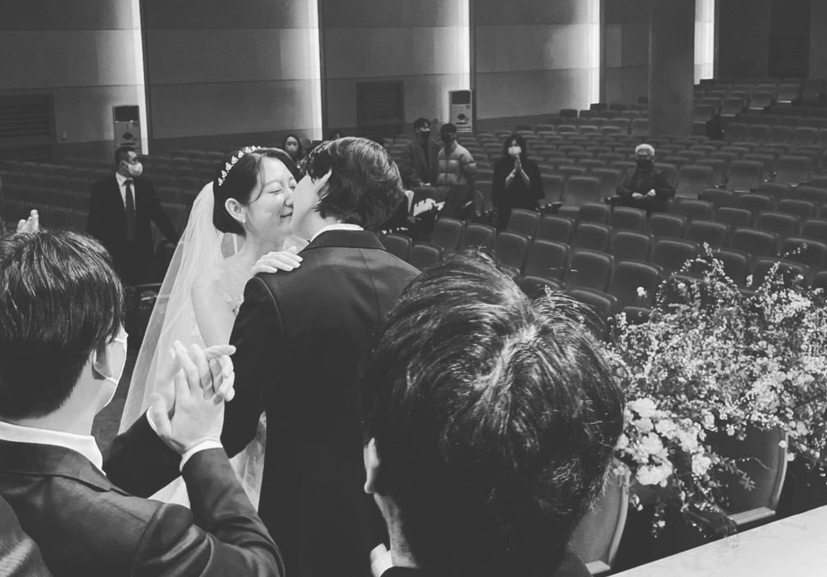 iu,李敏镐,雪炫,柳俊烈,zico,黄灿盛等一众明星均有到场祝福,媒体还拍