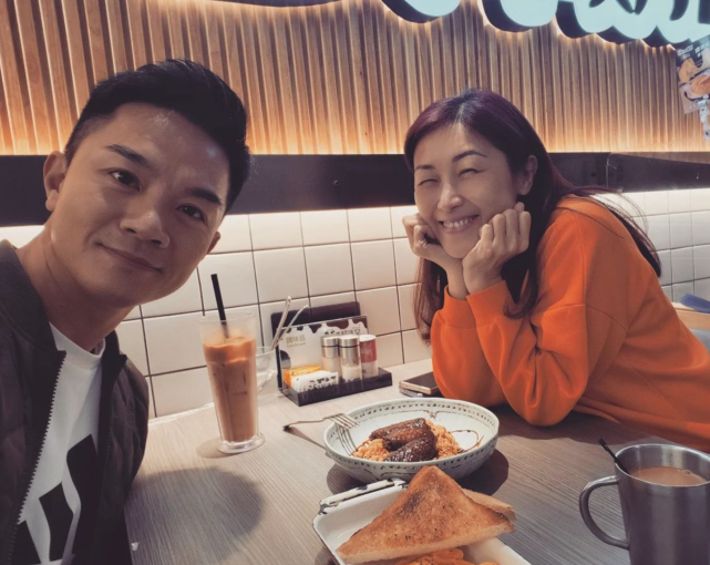 TVB男艺人胡诺言罕见与妻子撇下子女吃饭享受二人世界
