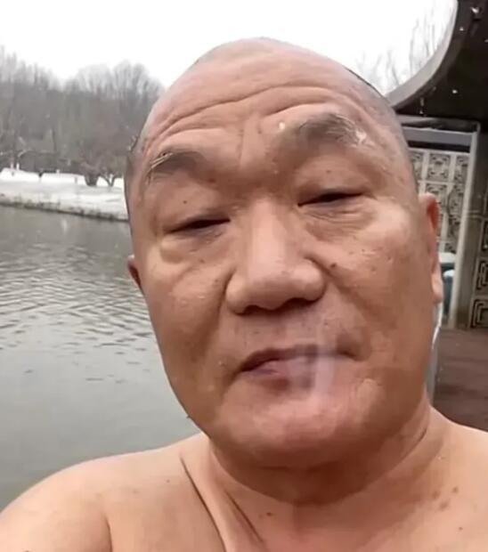 著名歌手谢东晒冬泳照!与相声大师侯宝林真是太像了|谢东|侯宝林|相声_新浪新闻