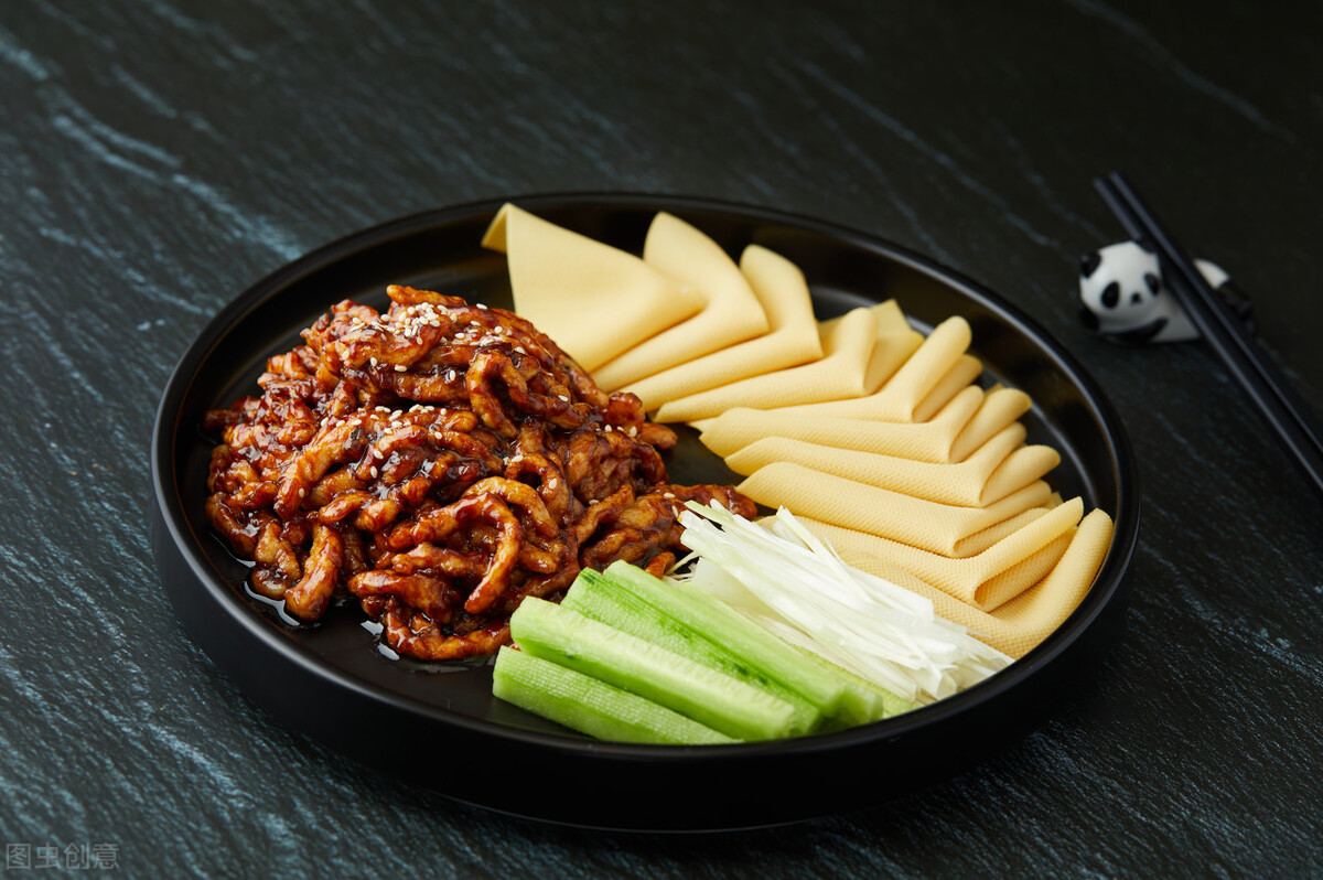 京酱肉丝牢记3个小步骤简单一炒一卷年夜饭端上桌酱香好吃