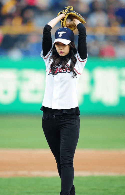 女神朴信惠球场上开球很帅气很撩人穿紧身牛仔裤秀健康小粗腿