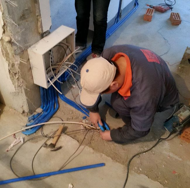 电路施工大忌!老电工透露,这样做费钱还影响使用,一点都不值!