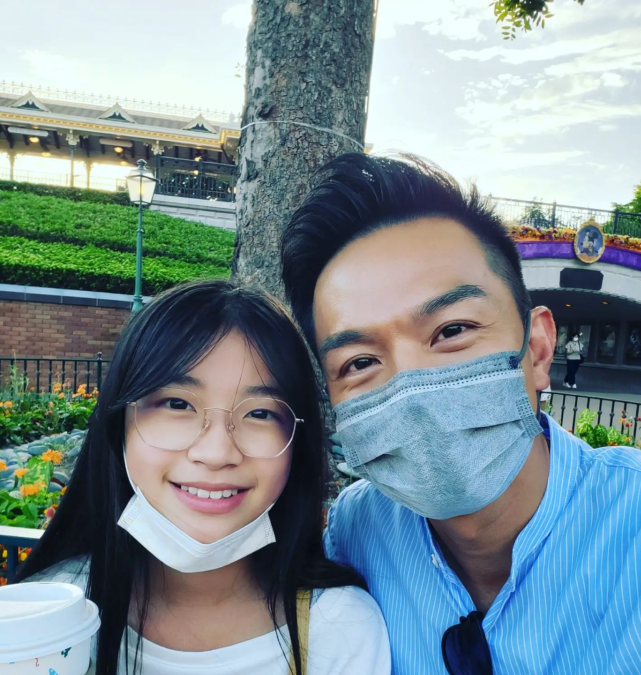 tvb男艺人胡诺言罕见与妻子撇下子女吃饭享受二人世界