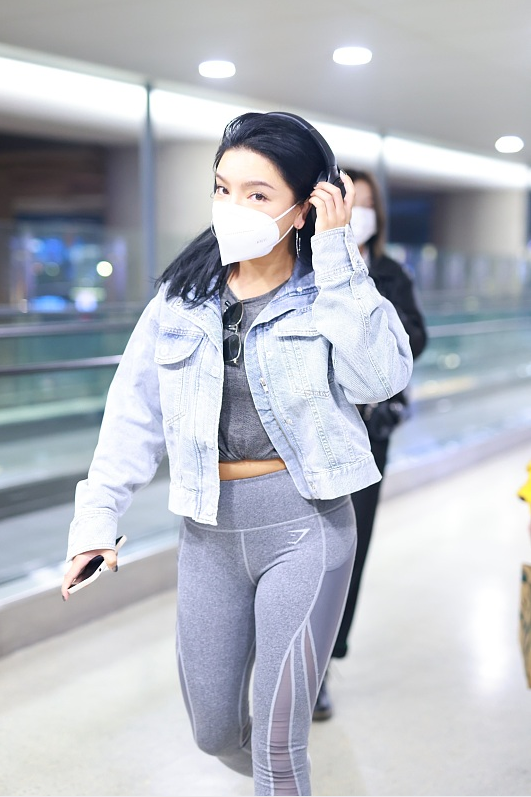 比较适合小个子女生穿,显得腿长比例好,那么从中也能看出,江映蓉不太