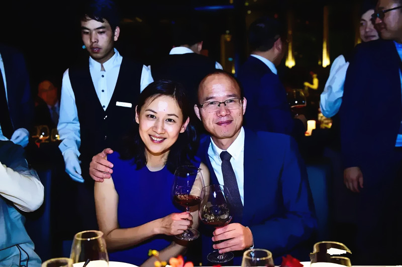 郭广昌和爱妻秀甜蜜王津元穿蓝色无袖裙简约高雅真正的人生赢家