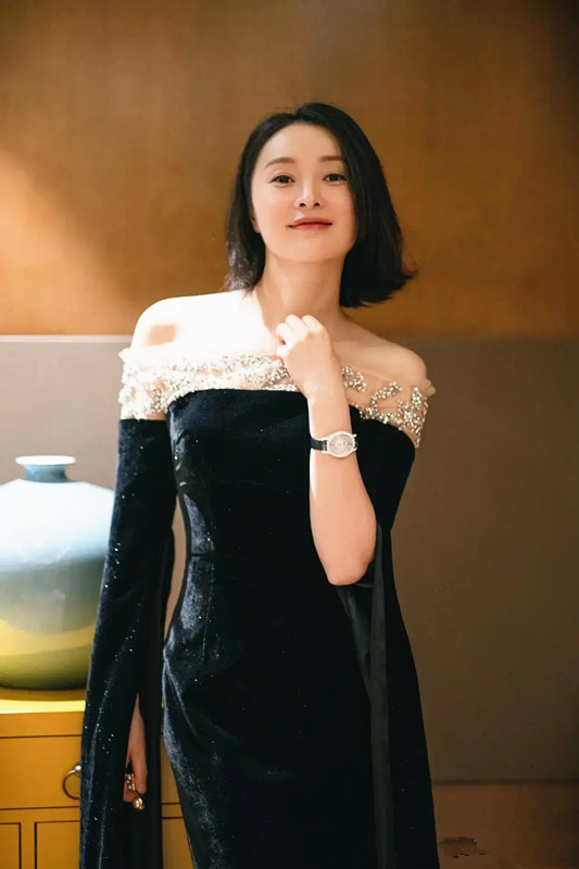 吴越拍写真穿丝绒的礼服裙秀身材直角肩抢镜45岁仍单身