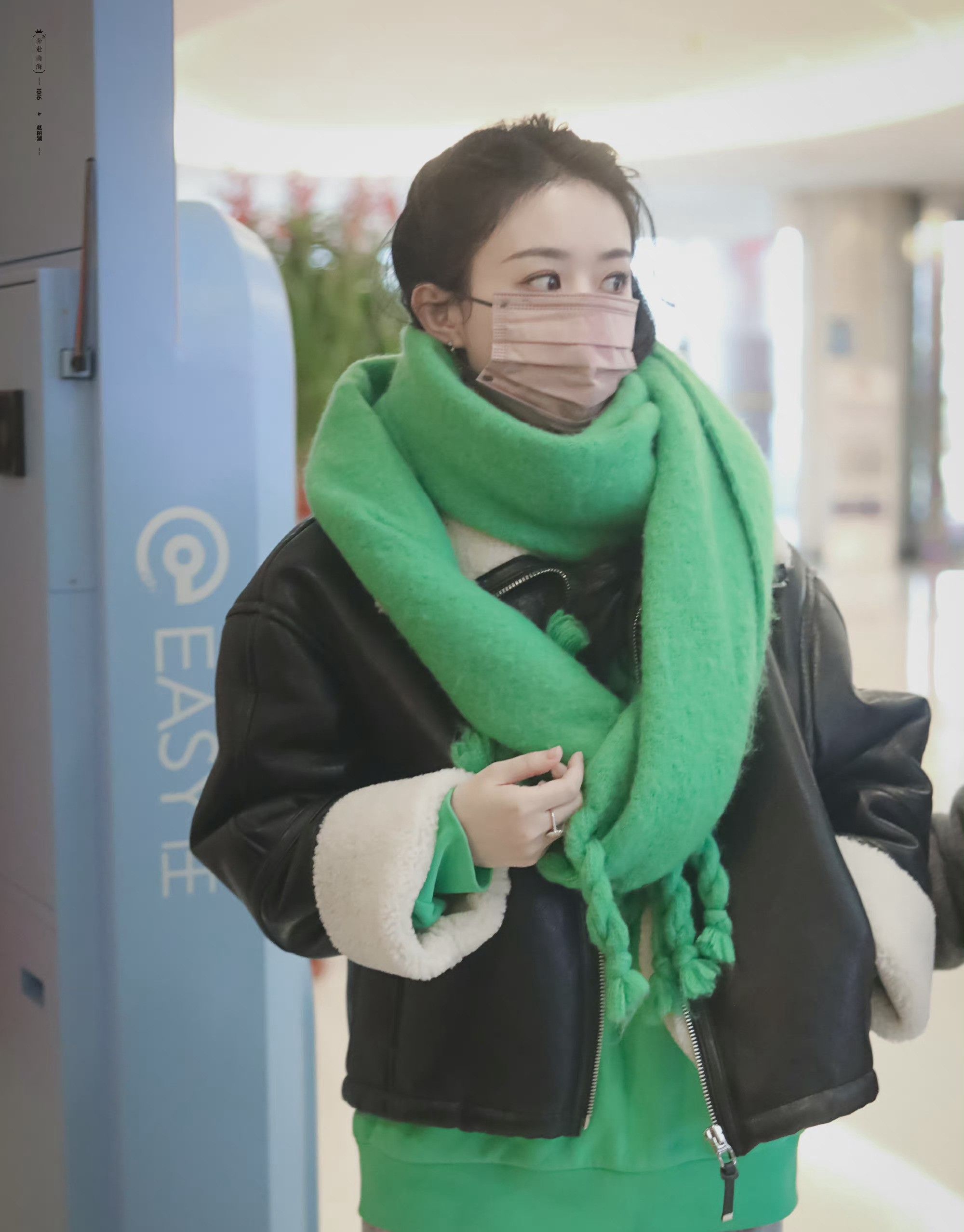 赵丽颖现身春晚彩排现场,绿色大围巾保暖舒适,颖火虫们太热情|赵丽颖